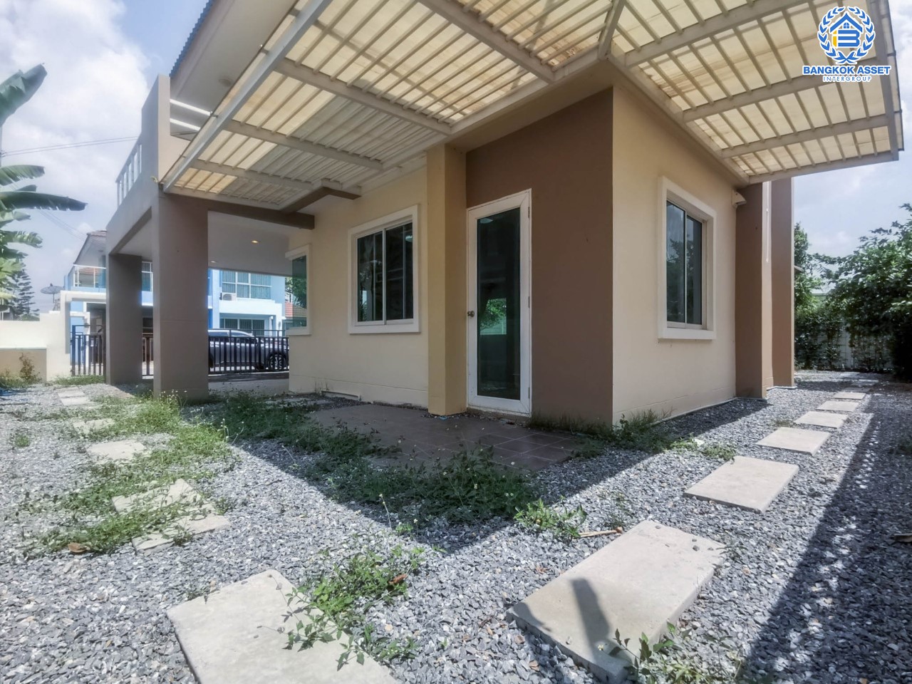 บ้านเดี่ยวมือสองย่านนนทบุรี ม.ชวนชมพาร์ค2 บางกรวย-ไทรน้อย หลังมุม เนื้อที่มากถึง 79.3 ตร.ว. ฟังก์ชัน 4 ห้องนอน 3 ห้องน้ำ 2 ที่จอดรถ บนทำเลเยี่ยม ใกล้เซ็นทรัลเวสต์เกต และรถไฟฟ้าสายสีม่วง "สถานีคลองบางไผ่"